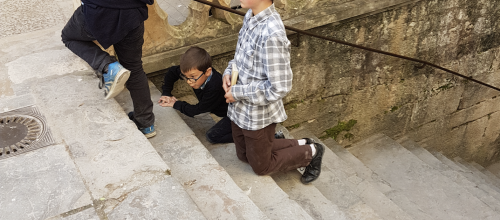 Famille de pèlerins montant le Grand  Escalier à genoux