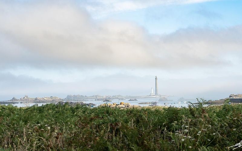 Lilia : Quand le phare de l'île Vierge joue à cache-cache.