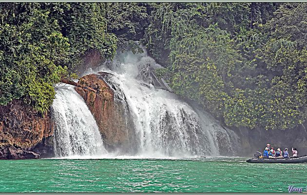 Passage devant la cascade Kiti-kiti avant de rejoindre le navire : l'idée qu'on peut se faire d'un idyllique paysage tropical - Fakfak Regency - West Papua Province - Indonésie