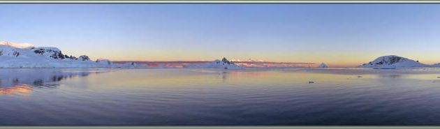 22 février, 6 h du matin: panorama 180° au lever du soleil sur Wilhelmina Bay (vue prise du balcon de notre cabine de l'Austral, pont 3)  - Péninsule Antarctique 