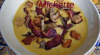 Une crème de potiron au magret fumé, cèpes frais et croûtons
