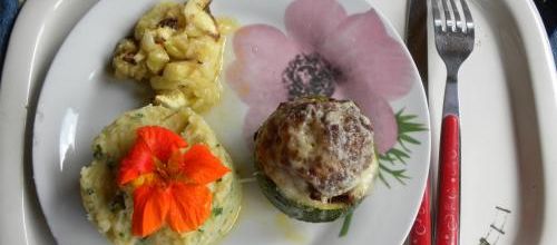 Courgette ronde farcie, purée P D T à la ciboulette