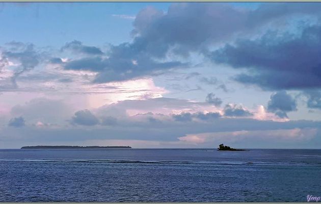 30/11/2021 : tôt le matin, Le Bellot arrive en vue de l'Atoll Saint-François composé des îles Saint-François et la petite île Bijoutier - Seychelles