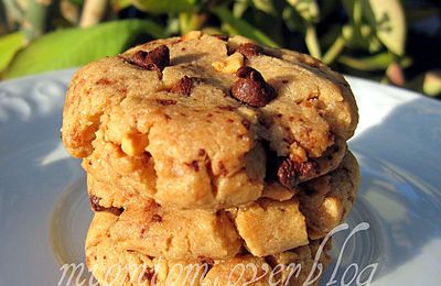 Cookies irrésistibles au beurre de cacahuètes et pépites de chocolat et de nougatine...