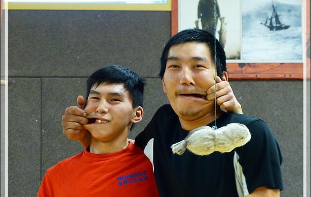 Epreuve de force consistant à arracher la bouche de l'adversaire avec un doigt (que j'appelle, faute de nom, Le Sourire Inuit) - Gjoa Haven (Uqsuqtuuq) - King William Island - Nunavut - Canada