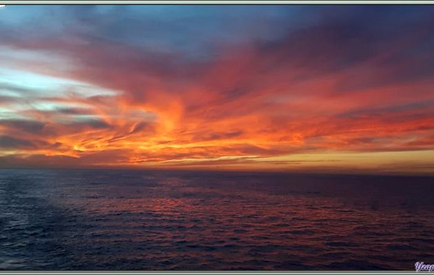 D'un seul coup, le coucher de soleil devient carrément superbe ! - Vu du large de Cape Town - Afrique du Sud