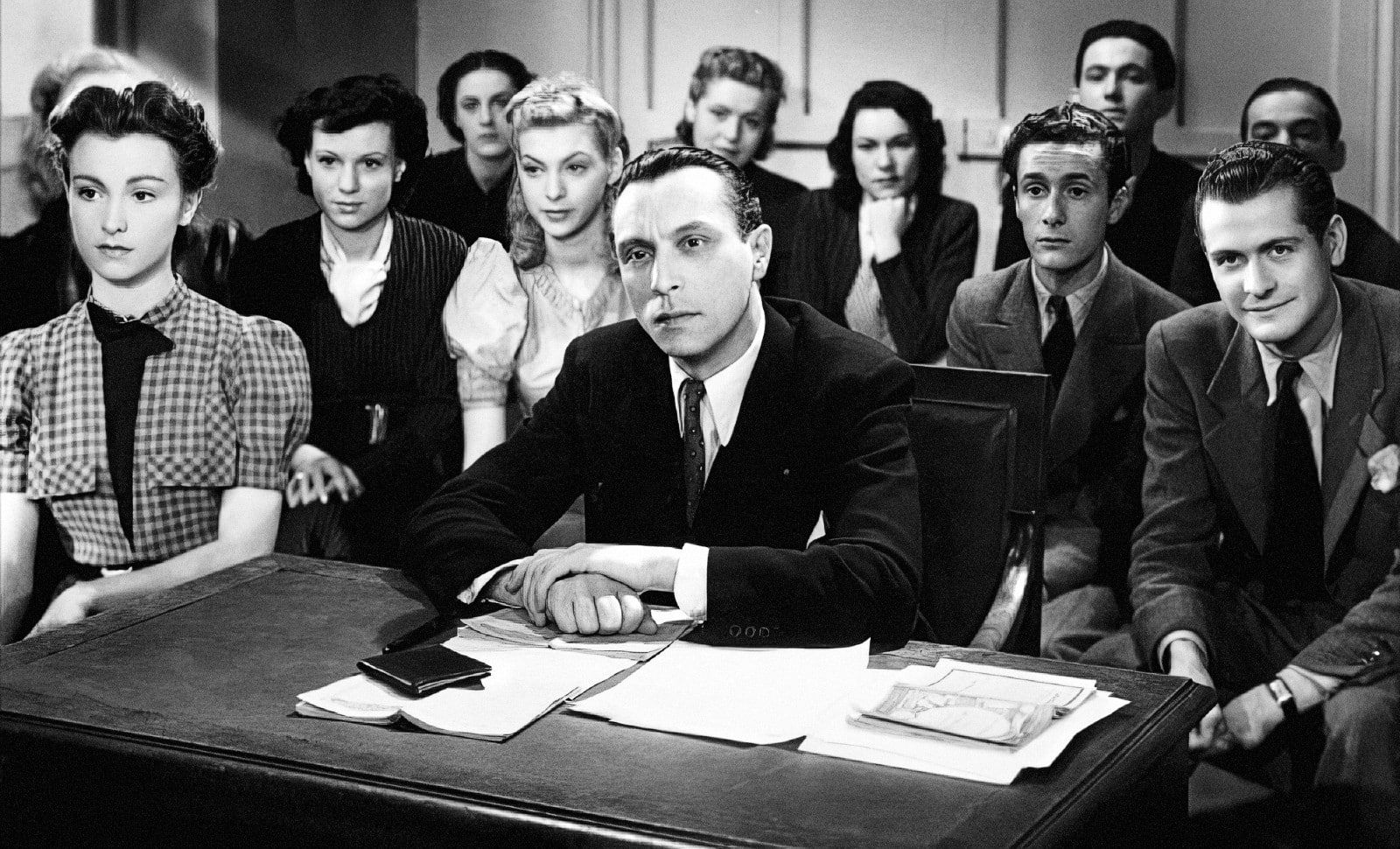 Louis Jouvet jouant son propre rôle de professeur au Conservatoire, film ''Entrée des artistes'' de Marc Allégret 1938.jpg