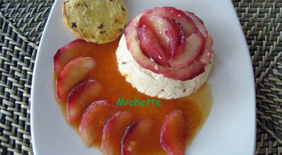 Mousse de pêche, sablé à la nougatine, nectarine, coulis d'abricot épicé