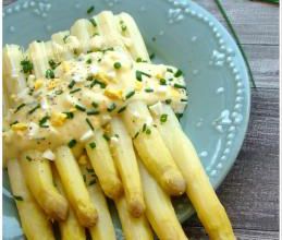ASPERGES BLANCHES À LA SAUCE VINAIGRETTE ALLÉGÉE