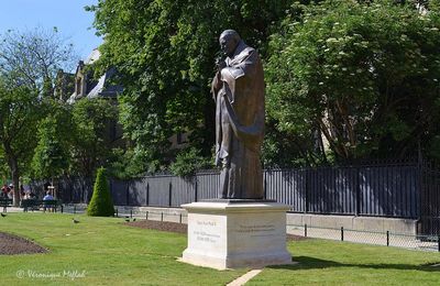 L'île de la Cité : la statue de Jean-Paul II près de Notre-Dame