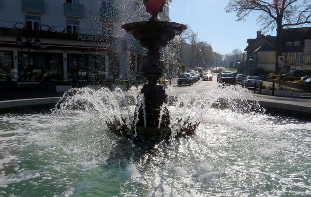 une fontaine et ...