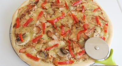 Pizza blanche : poulet / moutarde / champignons / poivron / mozzarella