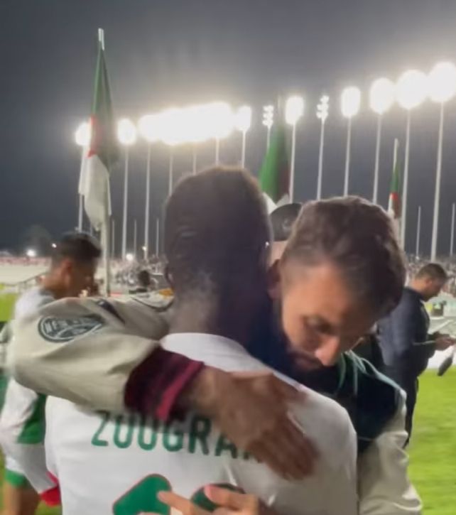 Naidji félicite les joueurs après MCA USMA 1-0