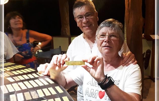 2 novembre 2019 : mise en place, sur le comptoir du bar, de la plaquette commémorant notre troisième séjour dans le Constance Tsarabanjina Resort - Archipel des Mitsio - Madagascar