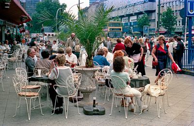 Le monde prétendument libre  , n’est plus celui de Berlin-Ouest d'avant la chute du mur .