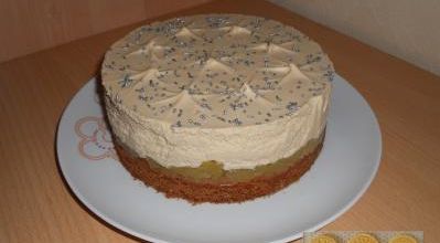 Entremet pommes pochées aux épices mousse caramel beurre salé sur palet breton