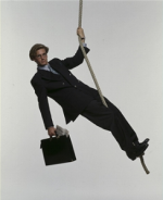 Onze personnes suspendues à une corde...