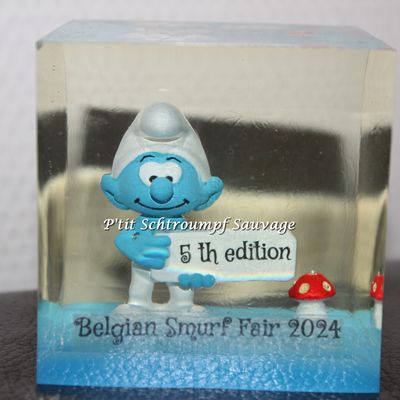 Cube avec figurine Schtroumpf au panneau "5th edition - Belgian Smurf Fair" 2024 - non officiel - fait main