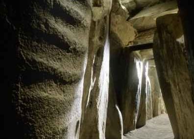 art mégalithique : Newgrange   vs   Gavrinis