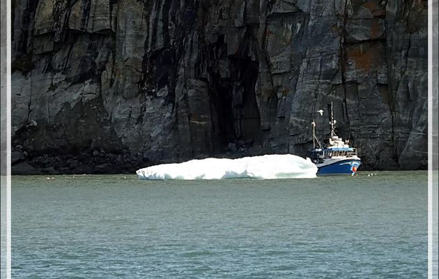Du navire, le bateau de pêche repéré lors de la balade est mieux visible - Karrat Fjord - Groenland 