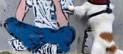 Le vrai chien comprend le garçon de la peinture...