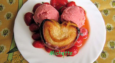 Glace à la fraise sans sorbetière, palmier feuilleté, salade de fraises