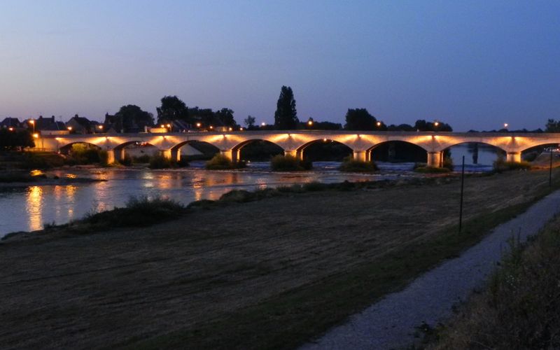Le pont d'Amboise le soir