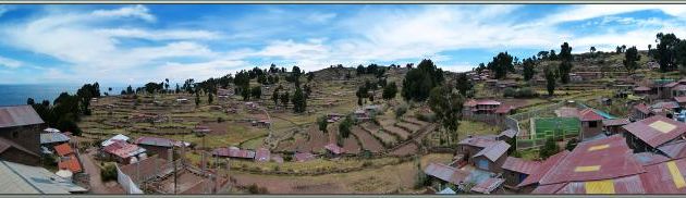 Vue panoramique sur la campagne de l'île Taquile à partir de Huillanopampa - Lac Titicaca - Pérou