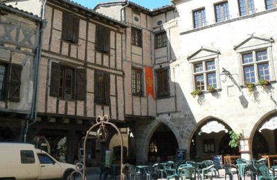 DANS LES RUES DE CASTELNAU-DE-MONTMIRAIL (Tarn - 81)