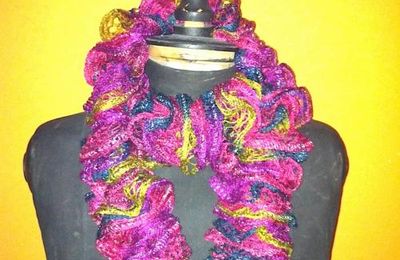 Echarpe à froufrous
