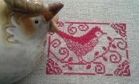 Un oiseau sur un coussin