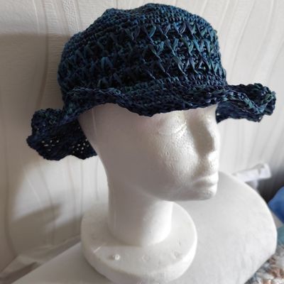 EB - Un chapeau bleu en raphia, au crochet - juillet 2025...
