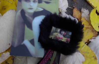 sur un tapis de feuilles 