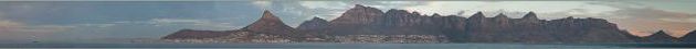 Panorama vu du large : 18 h 40, nous attendons toujours l'accès au port. La nuit est presque tombée et le changement de couleur du ciel meuble cette attente - Cape Town - Afrique du Sud