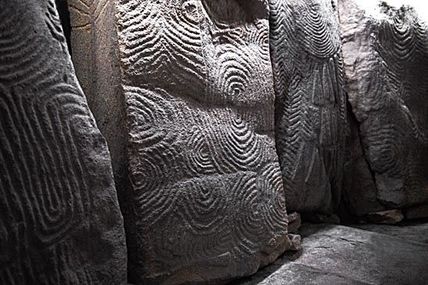 art mégalithique : Gavrinis   vs   Newgrange