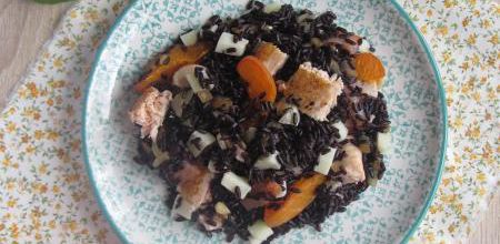 Salade de riz noir au saumon et abricots rôtis