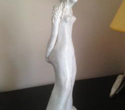 FEMME EN BLANC