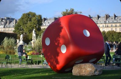 Jardin des Tuileries : FIAC 2017 : "The Misthrown Dice" de Gilles Barbier (2017)