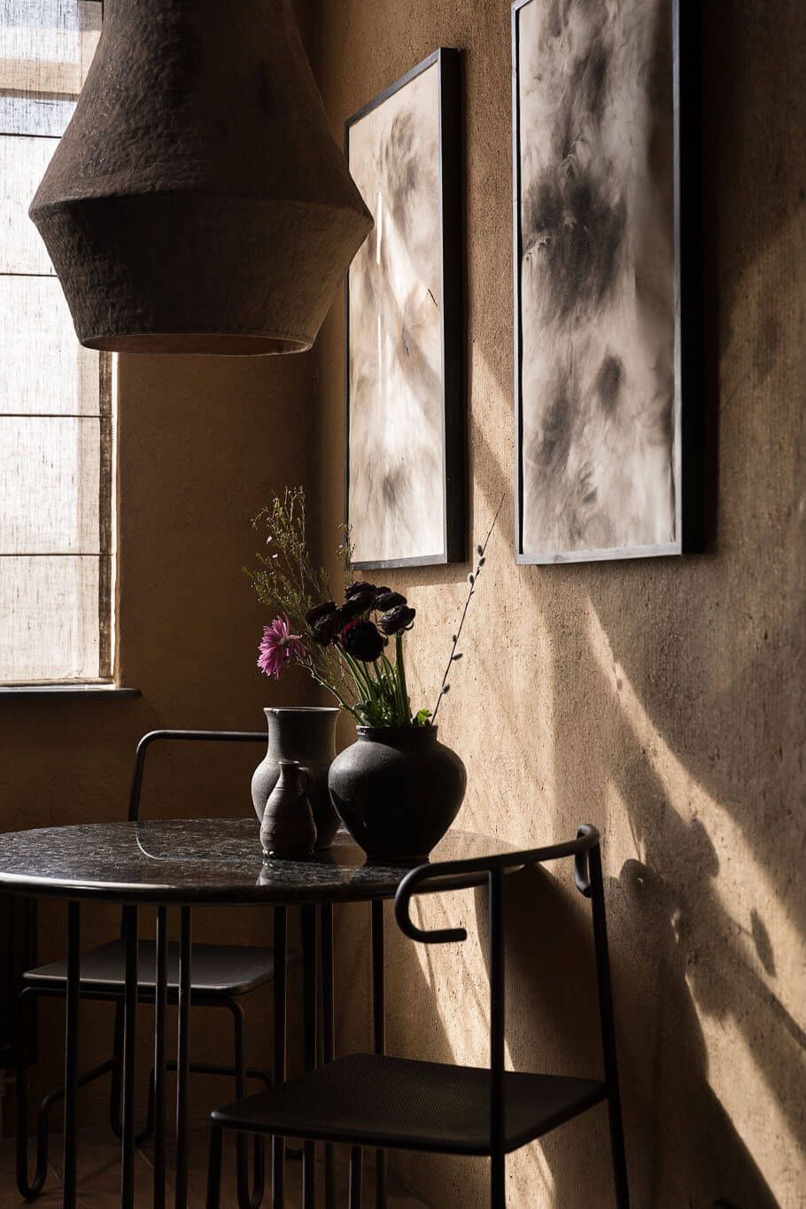 Shibui Table, chaises, vases, etc. dans les tons bruns (Wabi sabi kitchen).jpg