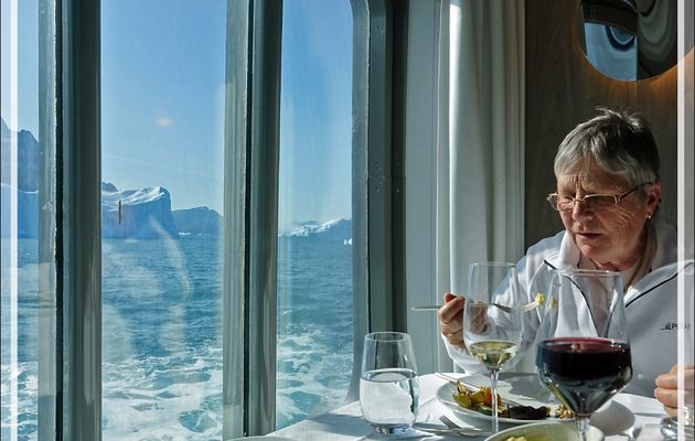 Dès le dernier passager à bord, les Zodiac remontés sur le pont supérieur, le navire reprend sa navigation et, de notre table, nous pouvons admirer le paysage - Karrat Fjord - Groenland