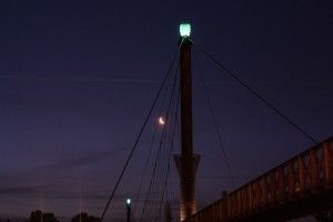 Le croissant et la passerelle