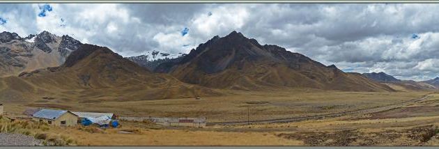 Route vers Cuzco : Passage du Col Abra la Raya (4338 m) avec vue sur le Chimboya (5489 m) - Pérou