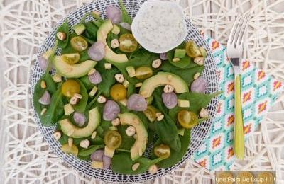 Salade d’épinards, avocat et noisettes