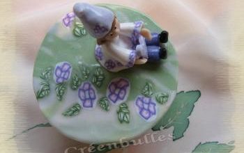 Lutine sur boîte en  vert et mauve
