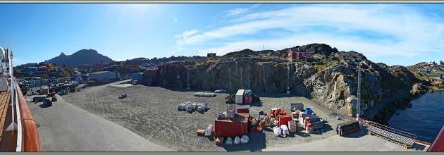 17 août 2016 : L'Austral, après une nuit de navigation depuis Kangerlussuaq, s'ancre dans le port de Sisimiut, 66° 56′ 20″ Nord, 53° 40′ 20″ Ouest - Groenland 