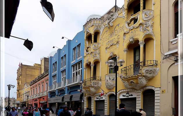 Balade le nez en l'air dans le Lima historique (Pérou) : retour vers la Plaza de Armas par la Calle Jiron de la Union avec le beau bâtiment "Photografia Central Eugène Courret"