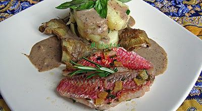 Salade tiède de rouget aux pommes de terre, crème ail et olive, poivrades rissolés