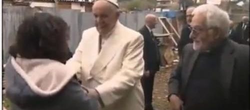 VIDÉO - Le Pape François visite un bidonville 