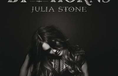 Julia Stone bien entourée de Benjamin Biolay