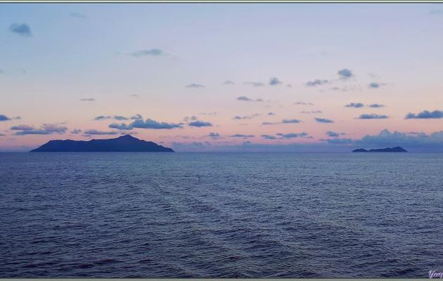 06/12/2021 : avant dernier jour de notre croisière. En récupération de notre journée manquée à Astove, le matin, nous sommes "largués" sur la plage d'Anse Lazio - Praslin - Seychelles